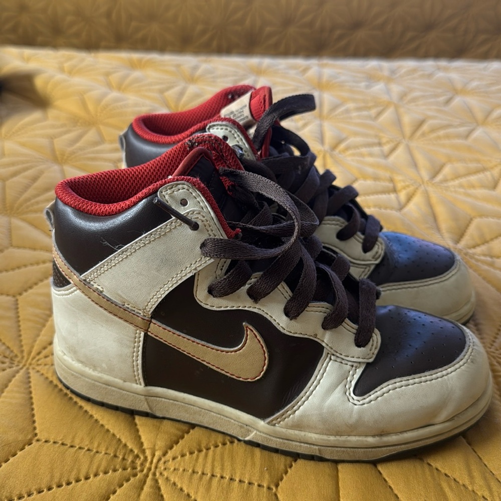 Nike Boys (Size 1.5Y)